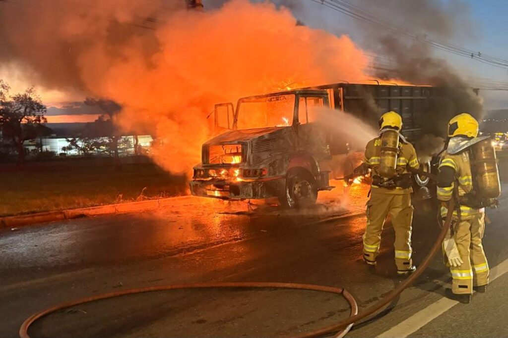 caminhao-que-seguia-para-alexania-pega-fogo-na-epia