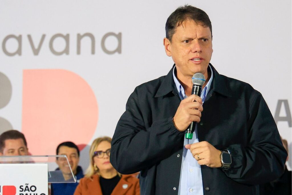 “questao-de-familia”,-diz-tarcisio-apos-atrito-entre-michelle-e-flavio