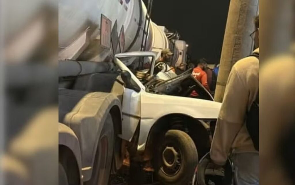motorista-morre-apos-carro-ficar-prensado-entre-caminhao-e-poste-em-go