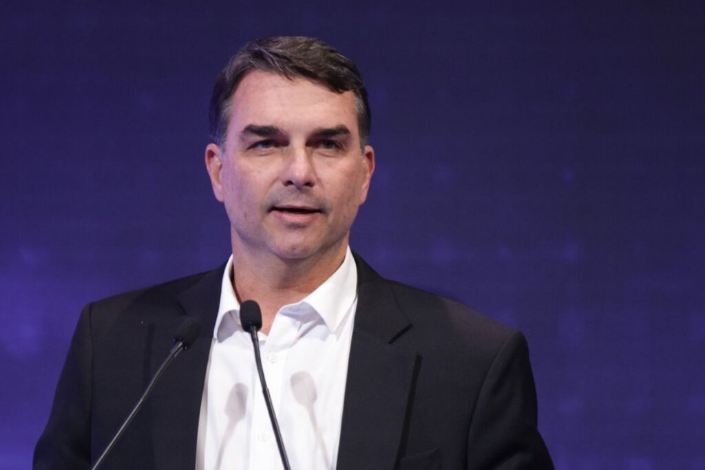 apos-atrito-com-michelle,-flavio-bolsonaro-exalta-papel-das-mulheres