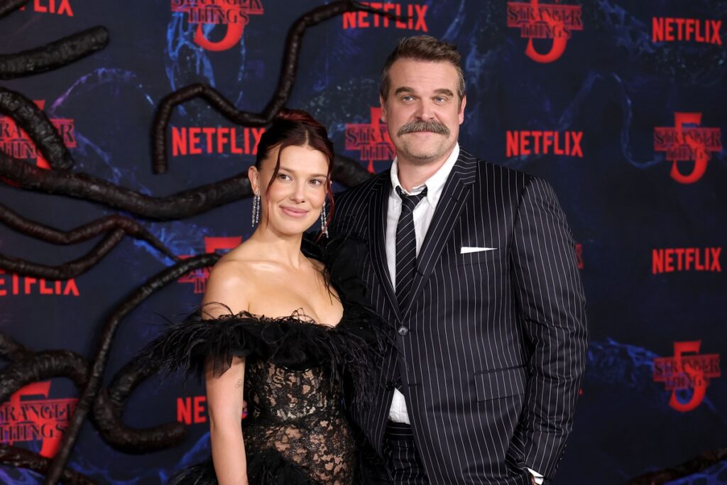 millie-bobby-brown-fara-serie-com-david-harbour-apos-acusa-lo-de-abuso