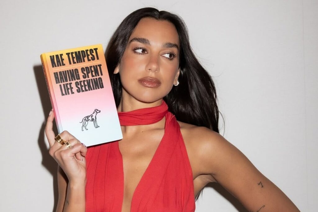 dua-lipa-abre-biblioteca-com-100-livros-“proibidos”,-como-o-conto-da-aia