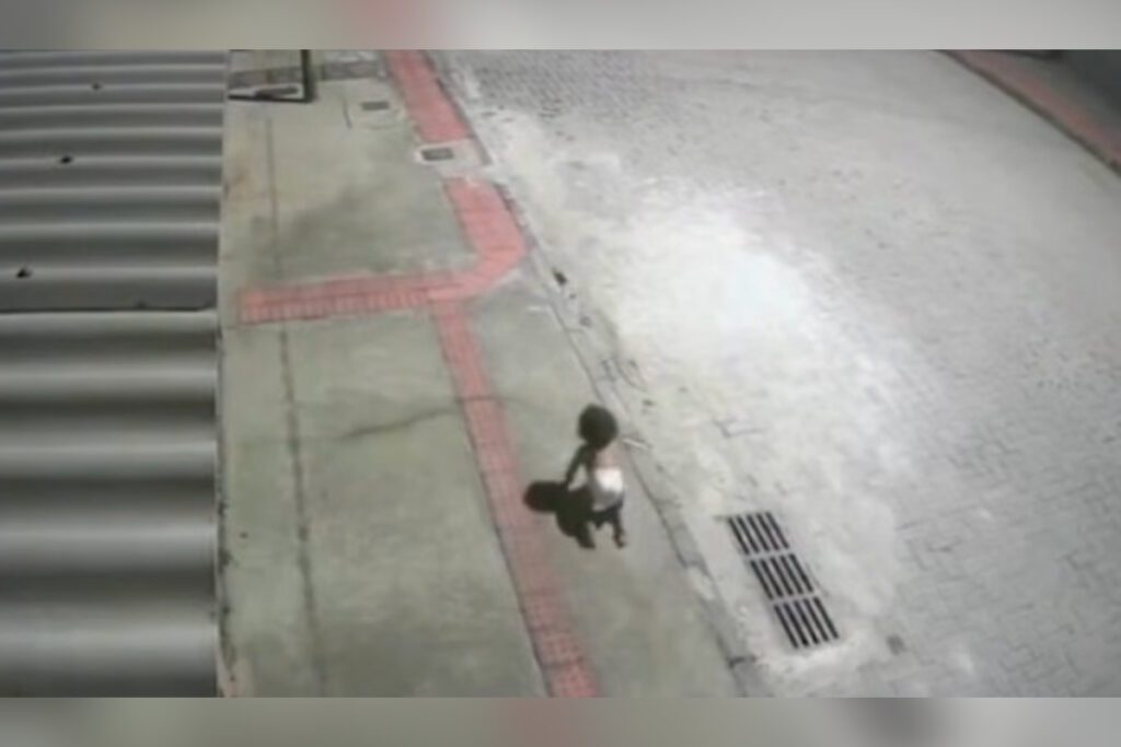 bebe-e-encontrada-sozinha-engatinhando-na-rua-durante-a-madrugada-no-es
