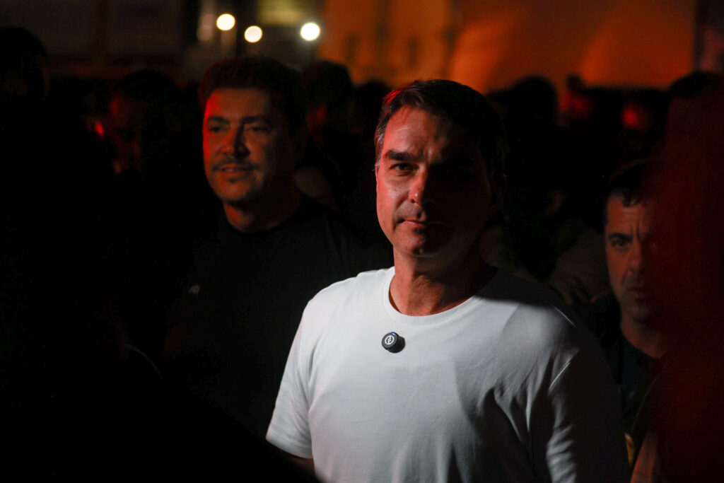 flavio-bolsonaro-faz-romaria-de-4h-em-go-e-evita-falar-sobre-crise-com-michelle