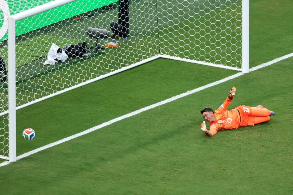 copa-do-mundo:-falha-de-muslera-contra-espanha-vira-meme-na-web