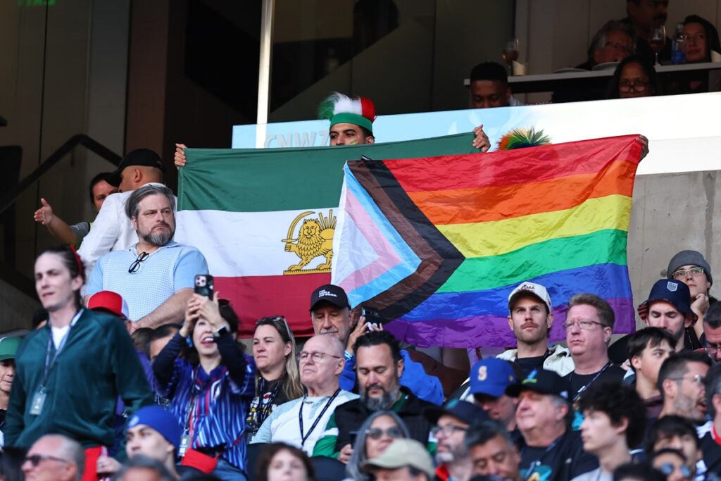 copa:-torcedores-levam-bandeira-do-orgulho-lgbtqiap+-para-egito-x-ira