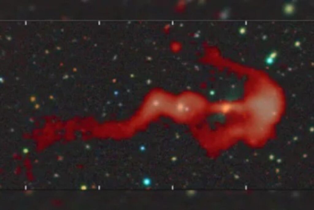 estrutura-em-forma-de-arco-e-flecha-revela-colisao-entre-galaxias