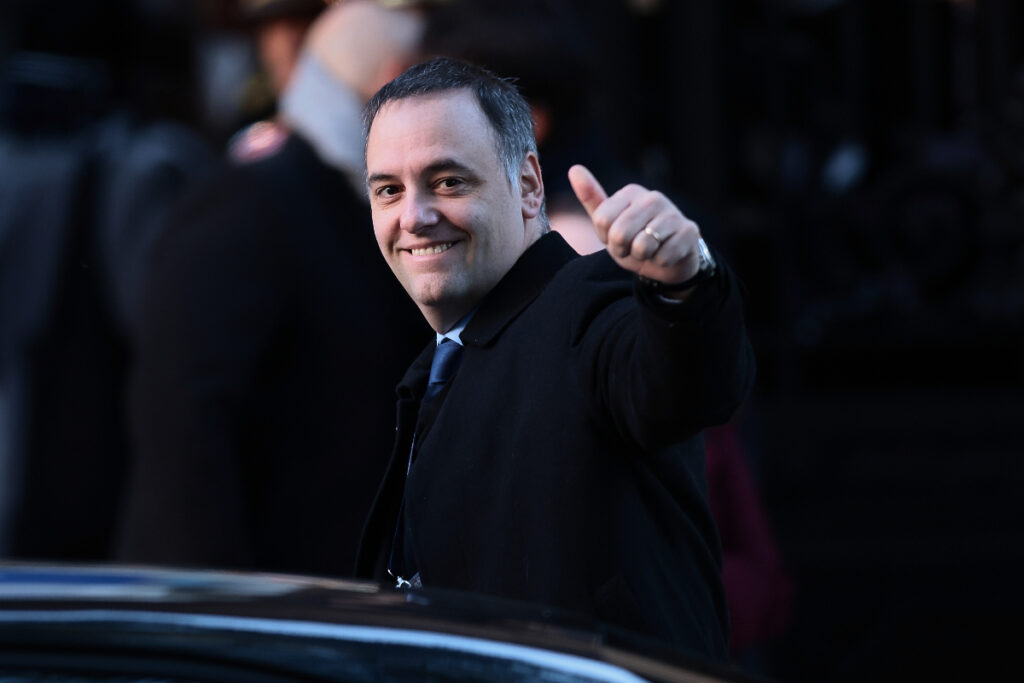chefe-de-gabinete-de-milei-renuncia-em-meio-a-investigacao-por-enriquecimento-ilicito