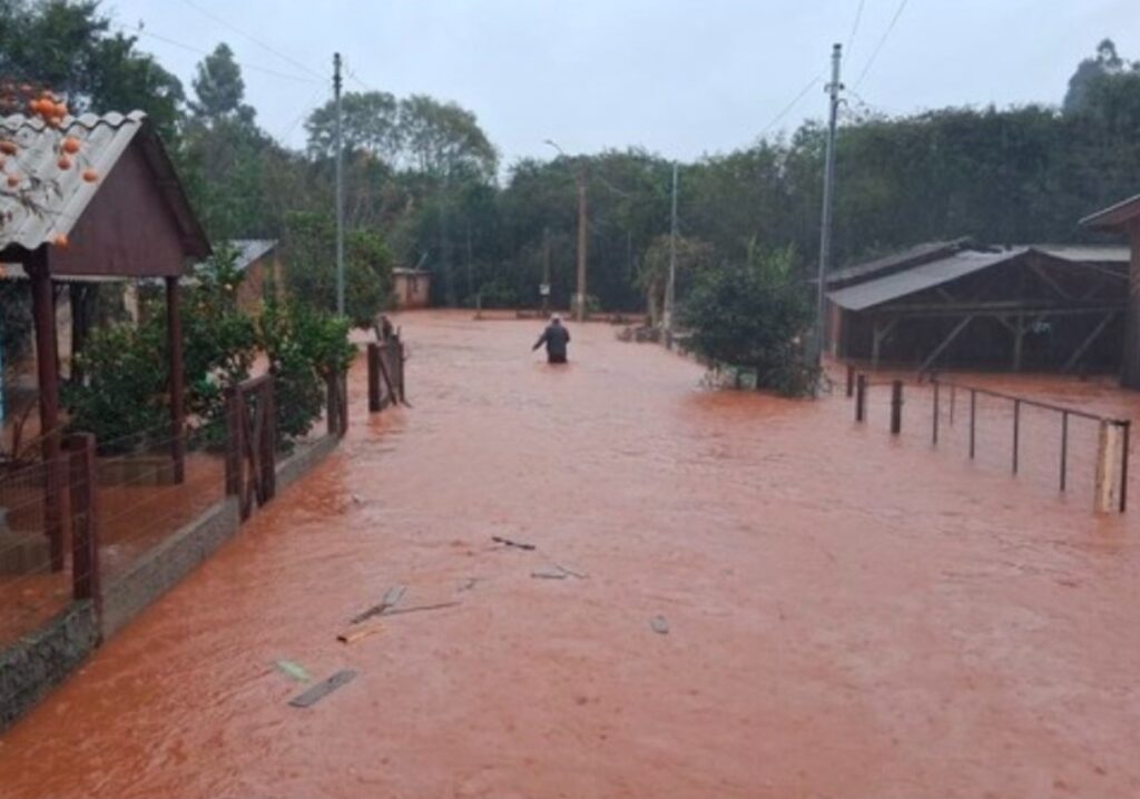 chuvas-de-200-mm-causam-estragos-no-rs-e-escolas-tem-aulas-suspensas