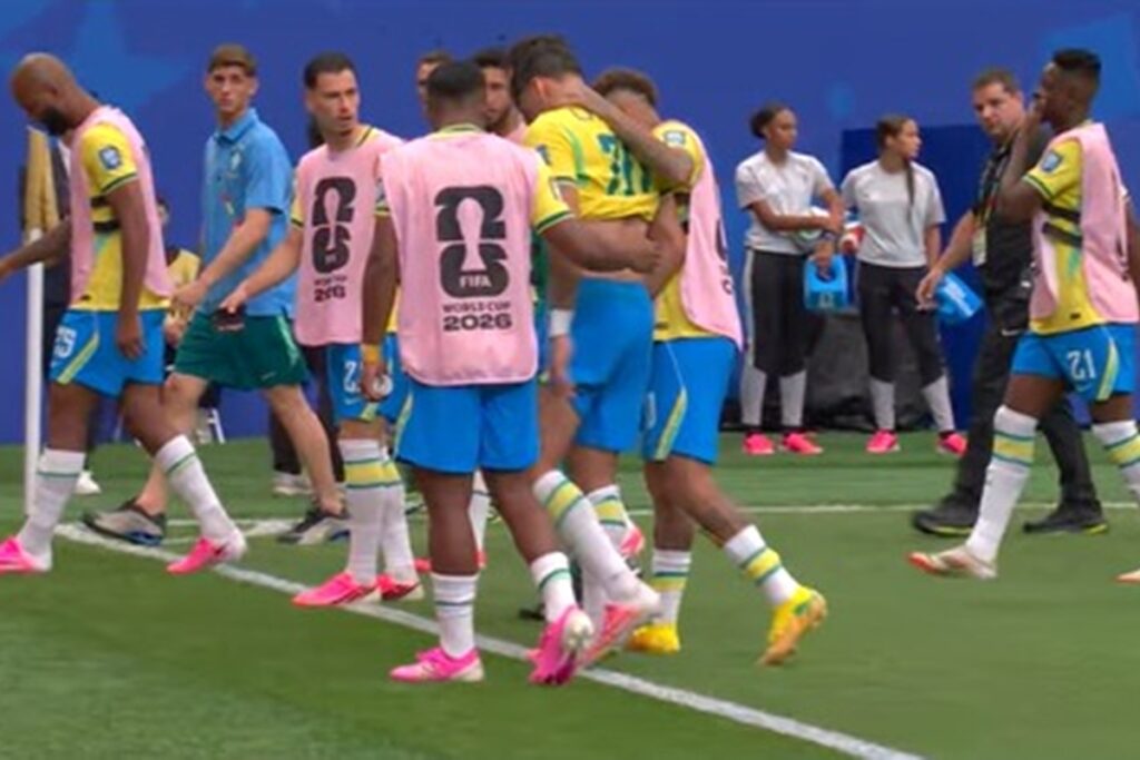 paqueta-sai-de-campo-amparado-pelos-companheiros-apos-fim-do-1o-tempo