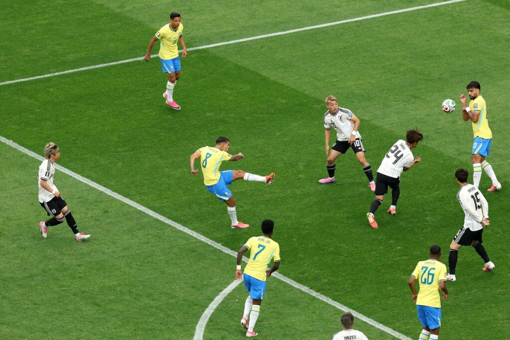copa:-paqueta-leva-bolada-no-rosto-de-bruno-guimaraes-e-diverte-a-web