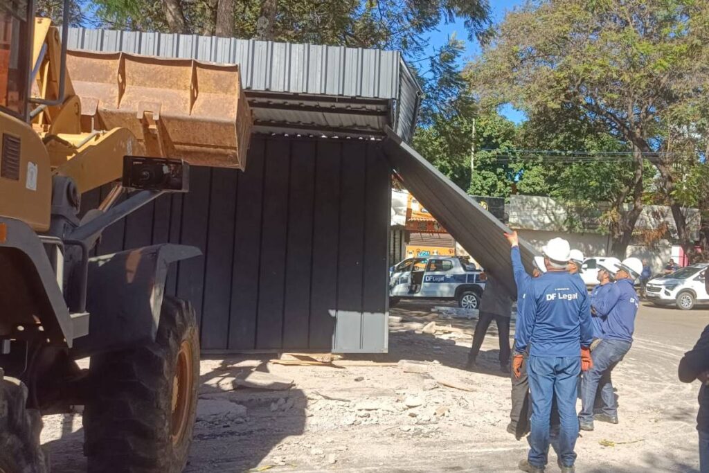 conteineres-irregulares-ao-lado-da-feira-dos-importados-sao-removidos
