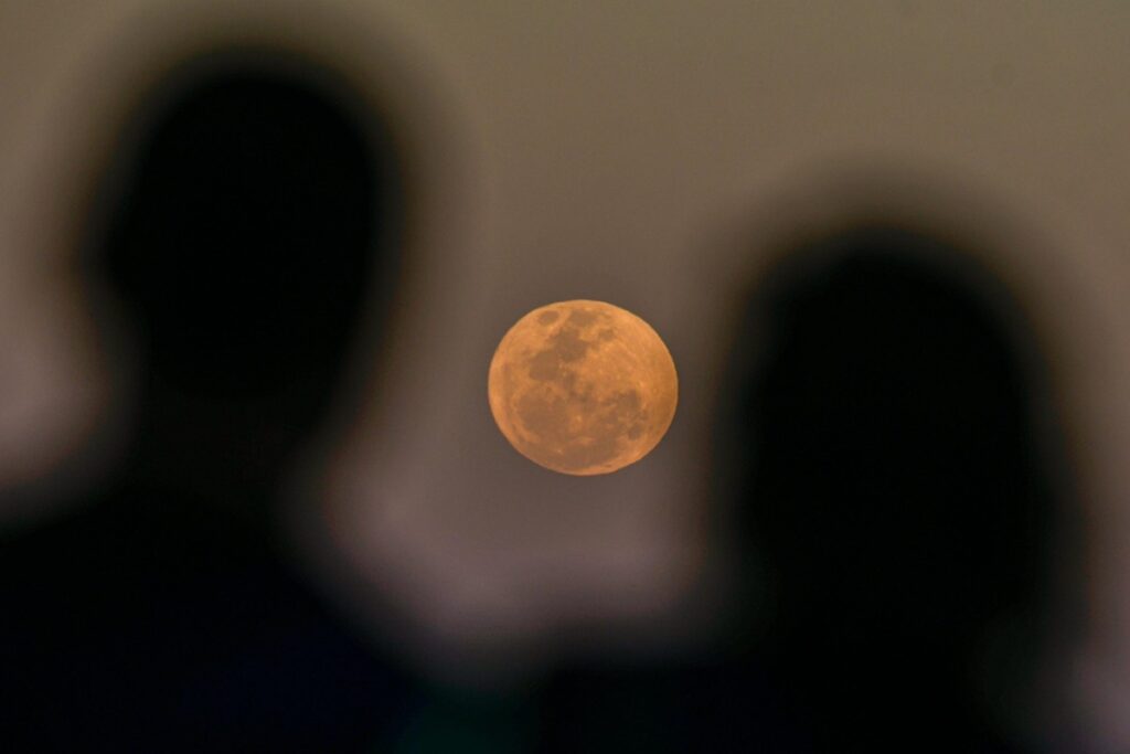 lua-de-morango-colore-o-ceu-do-df-com-tons-alaranjados
