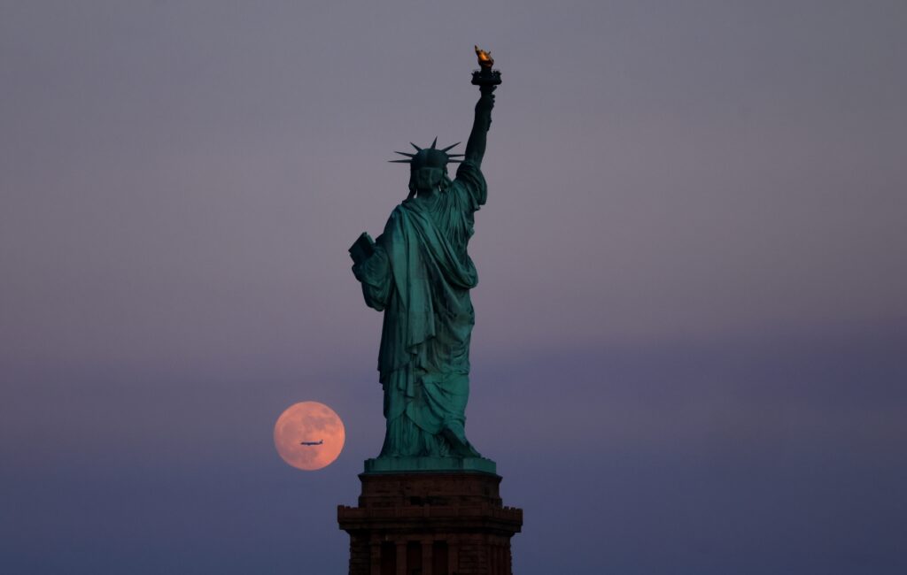 lua-de-morango:-imagens-mostram-o-espetaculo-visto-ao-redor-do-mundo