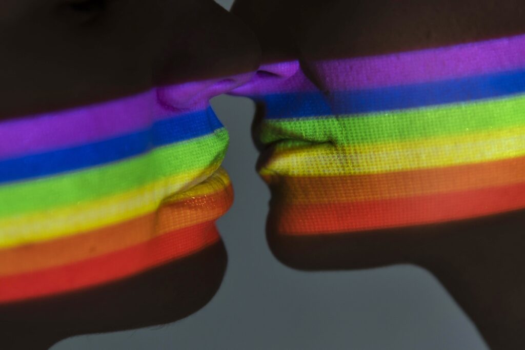 15-posicoes-de-sexo-lgbtqia+-para-testar-e-fechar-o-mes-do-orgulho