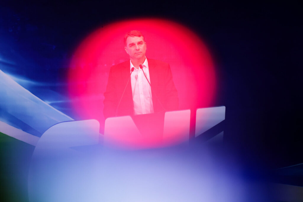 flavio-bolsonaro-silencia-sobre-ataques-misoginos-de-assessor
