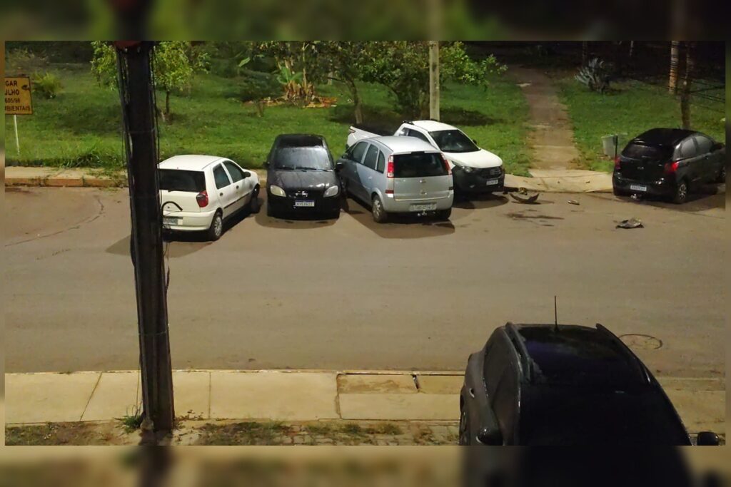 motorista-perde-controle,-bate-em-4-carros,-invade-parque-e-foge