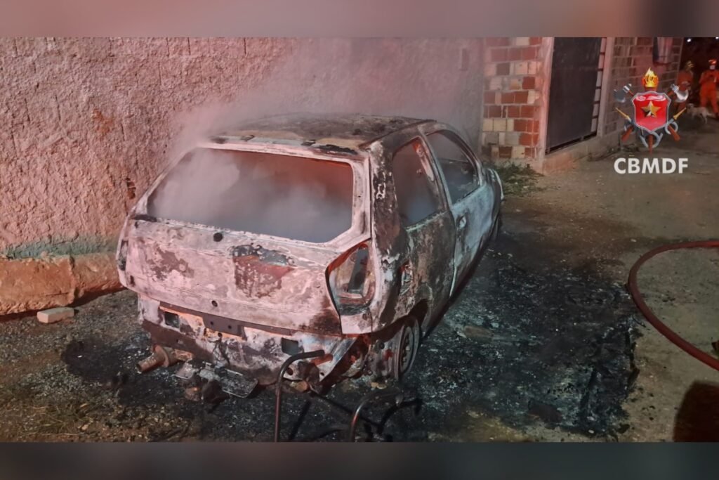 carro-fica-destruido-apos-incendio-em-residencia-no-riacho-fundo-i