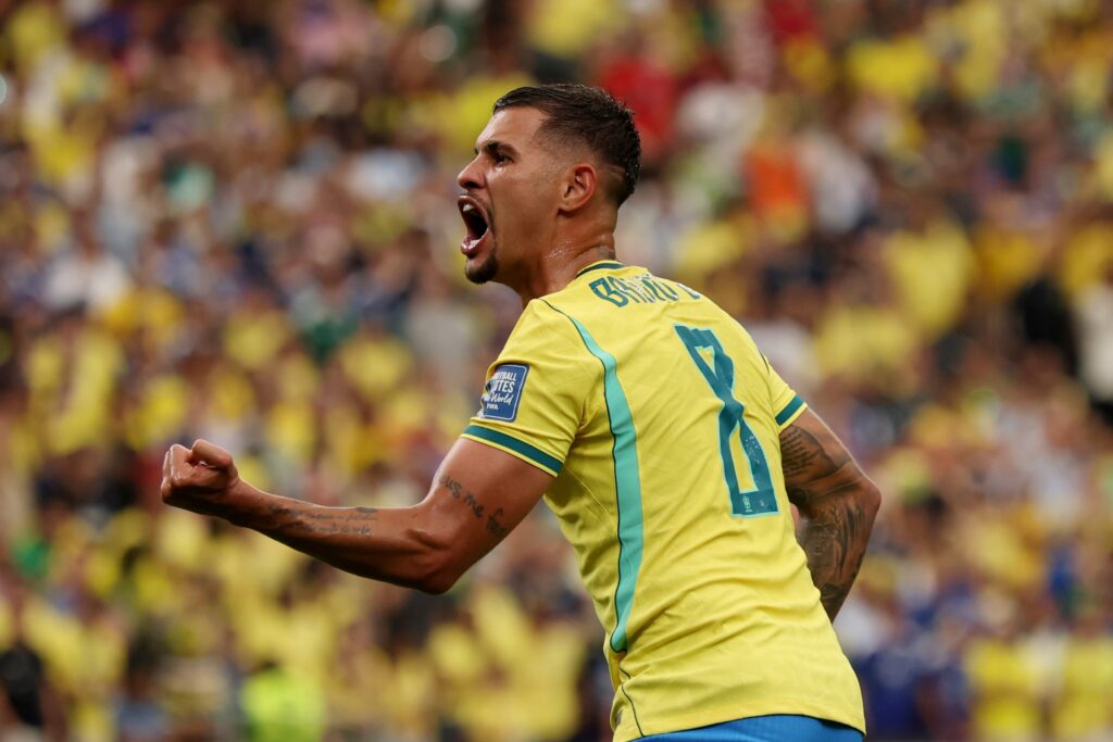 bruno-guimaraes-iguala-recorde-de-assistencias-em-uma-copa-no-seculo