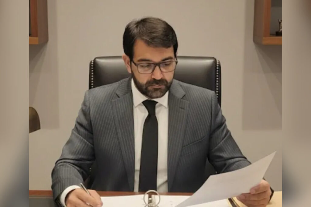 mg:-prefeito-leva-ar-condicionado-da-prefeitura-para-casa-e-vira-reu