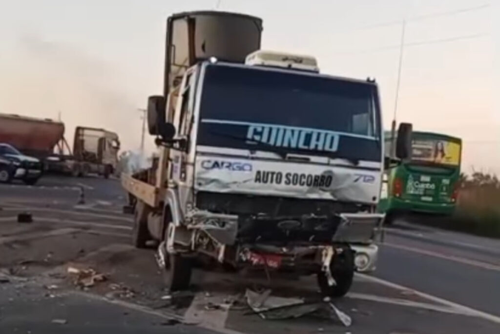 mt:-homem-e-duas-criancas-morrem-em-batida-entre-carro-e-caminhao