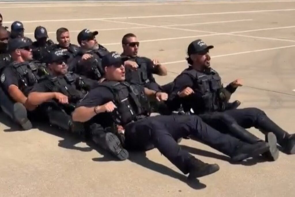 policia-nos-eua-entra-na-onda-e-faz-remada-viking-para-receber-noruega
