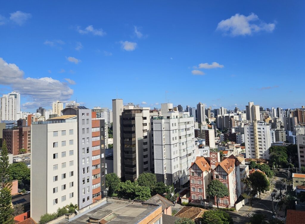 frio-e-tempo-seco-marcam-a-terca-(30/6)-em-bh;-sensacao-chega-a-4°c