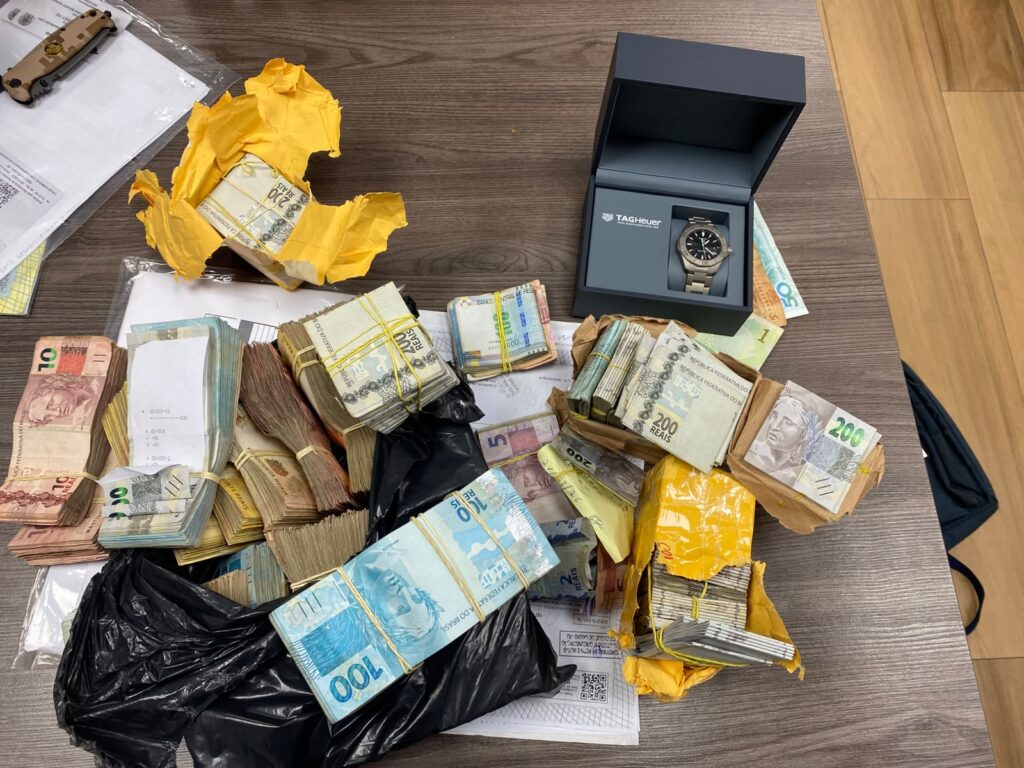 desvio-na-saude:-pf-acha-macos-de-dinheiro-embaixo-de-sofa-no-rio