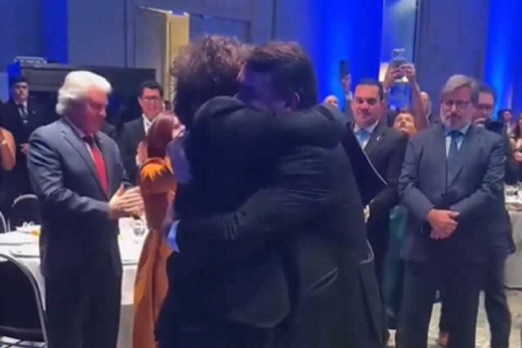 flavio-publica-encontro-com-milei-e-diz-que-“onda-azul”-esta-chegando