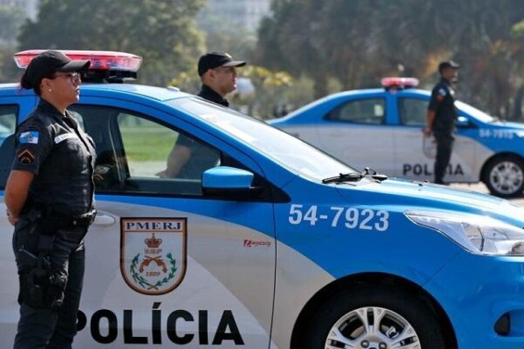 pms-sao-presos-por-vender-arma-apreendida-em-operacao-no-rio