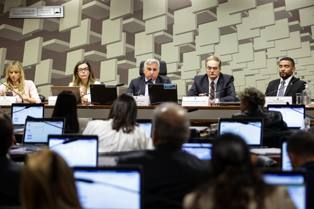 cae-aprova-regra-para-presidente-da-cvm-prestar-contas-ao-senado