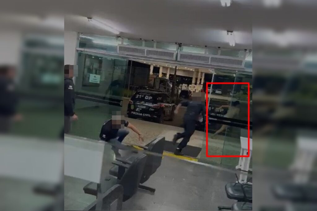 mulher-trans-faz-barraco-em-delegacia,-toma-celular-de-agente-e-foge