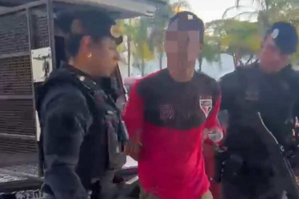 Pai é preso por fraturar o rosto da filha de 8 anos com cabo de rodo pai-e-preso-por-fraturar-o-rosto-da-filha-de-8-anos-com-cabo-de-rodo