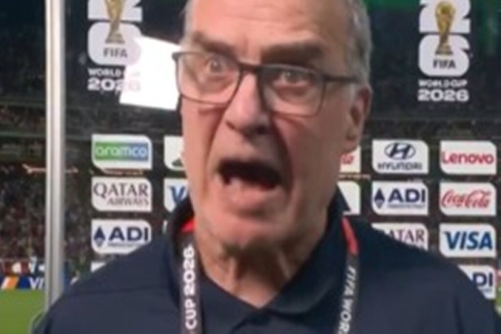 bielsa,-ex-tecnico-do-uruguai,-se-desculpa-apos-gritar-com-reporter