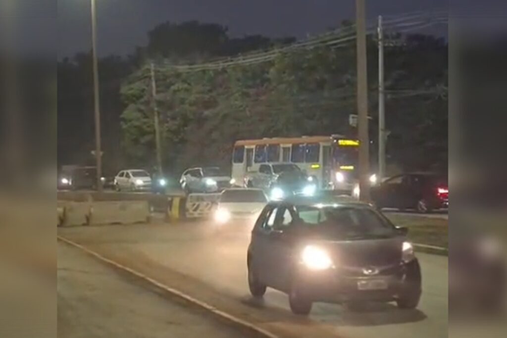 Motoristas são flagrados furando bloqueio sobre ponte no Guará motoristas-sao-flagrados-furando-bloqueio-sobre-ponte-no-guara