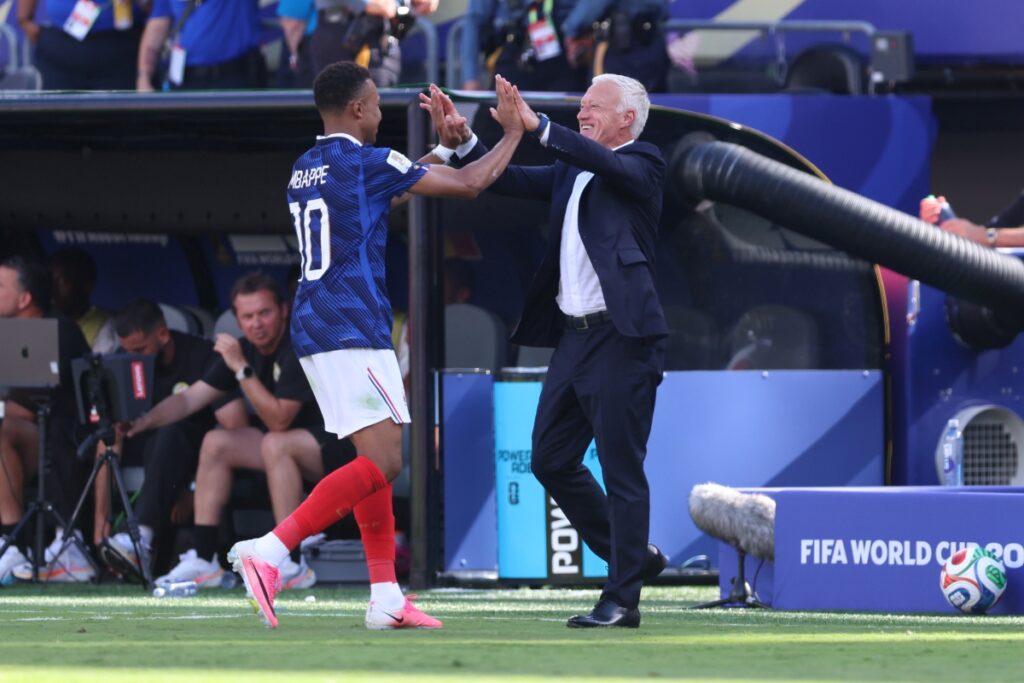 Didier Deschamps reverencia Mbappé em substituição da seleção francesa didier-deschamps-reverencia-mbappe-em-substituicao-da-selecao-francesa