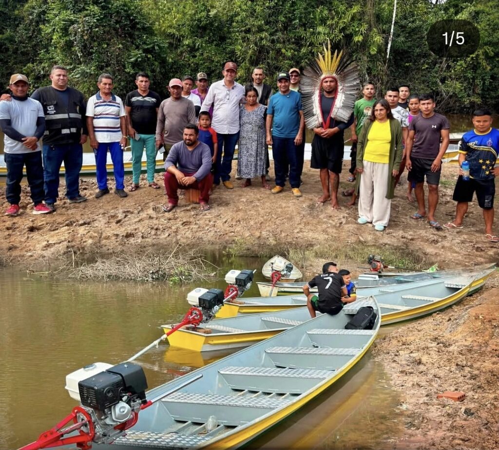 Salatiel Magalhães e ex-prefeito Jailson Amorim realizam a entrega de barcos motorizados a quatro aldeias indígenas de Rodrigues Alves