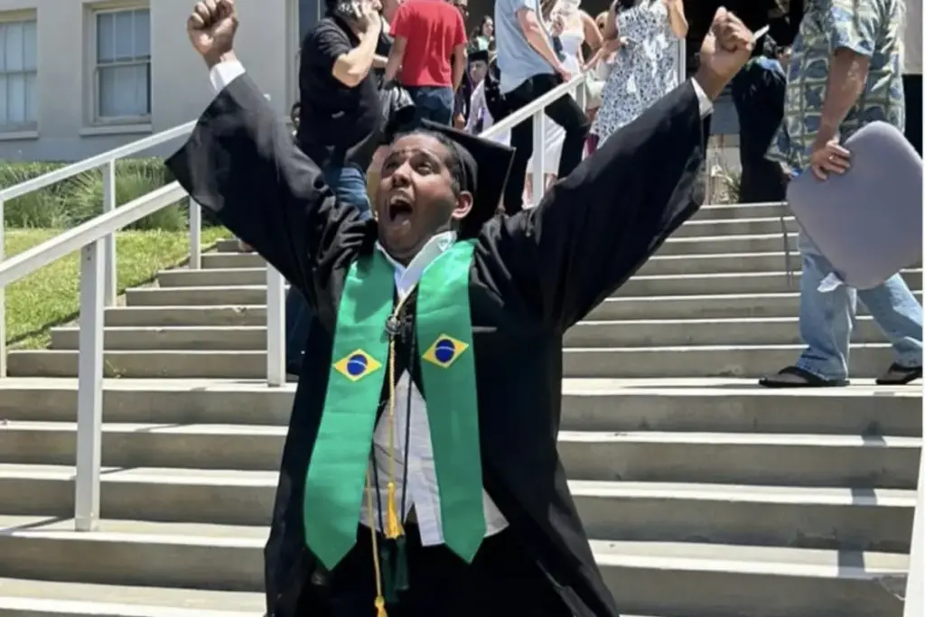 Filho de faxineira começou a estudar inglês escondido aos 13 anos, saiu de Jaboatão para trabalhar num cruzeiro, foi aceito por nove universidades dos EUA e levantou quase R$ 100 mil quando perdeu o patrocinador, até se tornar aos 24 o primeiro da família com diploma superior