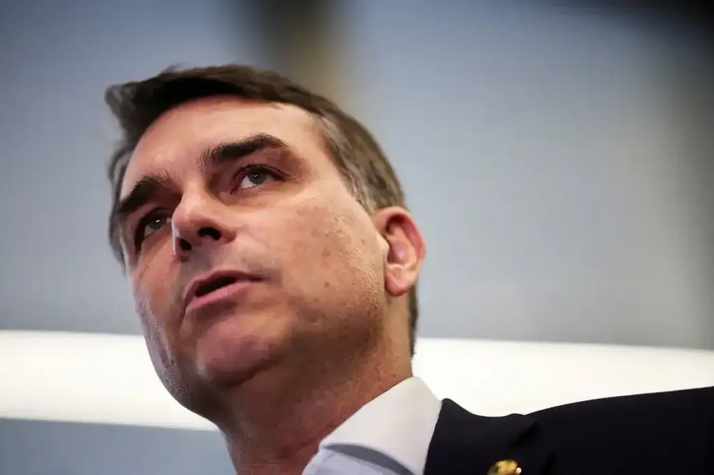 Quem é Flávio Bolsonaro, que PL oficializa candidato em convenção hoje