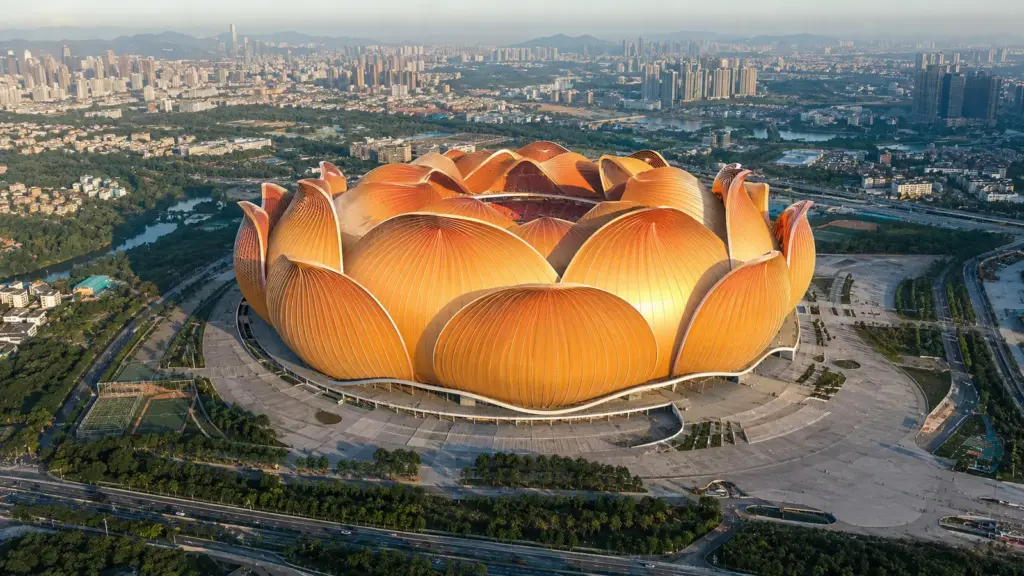China começou um estádio em forma de flor de lótus para 100 mil torcedores, gastaria mais de R$ 10 bilhões, mas a obra nunca foi inaugurada e acabou reduzida após o colapso da Evergrande China começou um estádio em forma de flor de lótus para 100 mil torcedores, gastaria mais de R$ 10 bilhões, mas a obra nunca foi inaugurada e acabou reduzida após o colapso da Evergrande