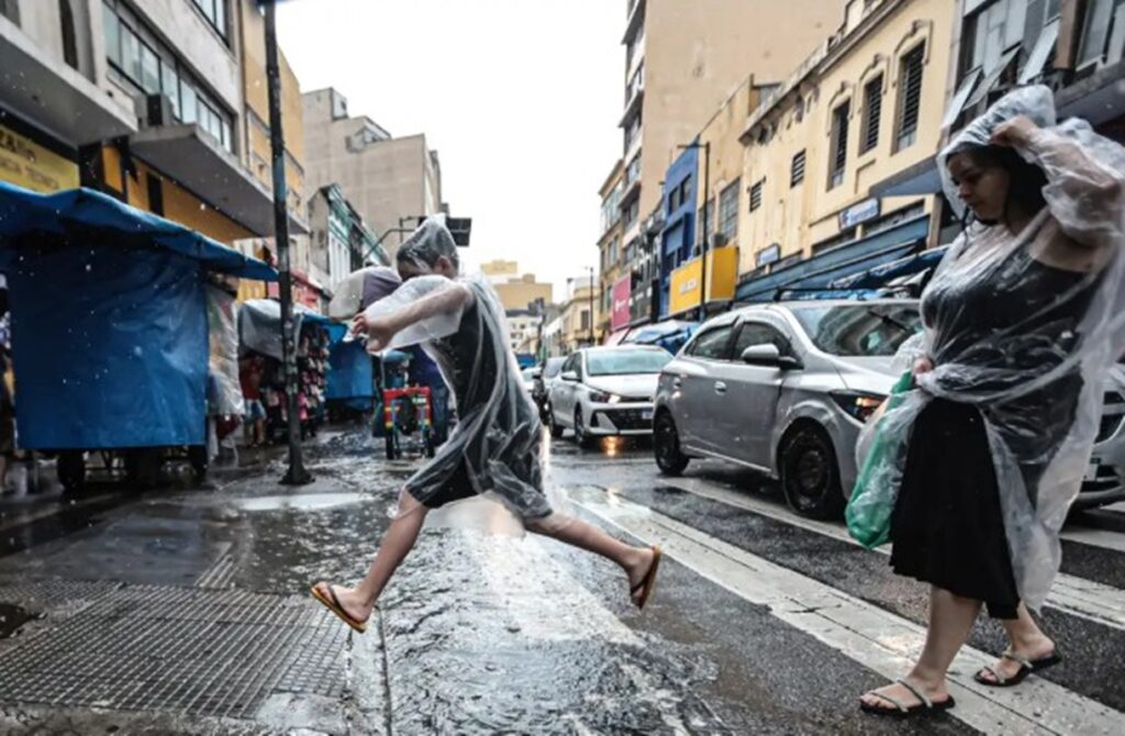 clima:-frente-fria-mantem-chuvas-intensas-no-sul;-nordeste-tem-ar-seco