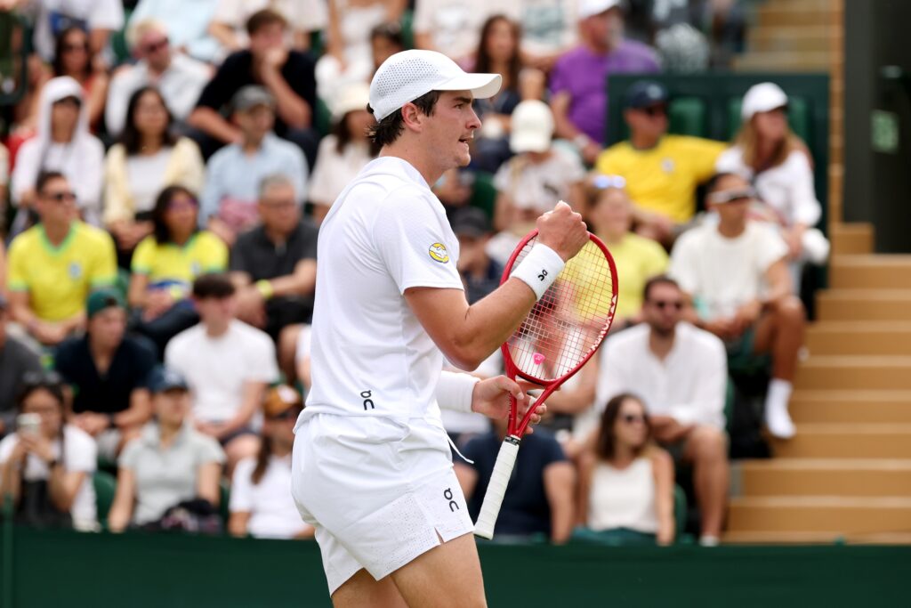 joao-fonseca-domina-e-vence-jesper-de-jong-por-3-sets-a-0-em-wimbledon
