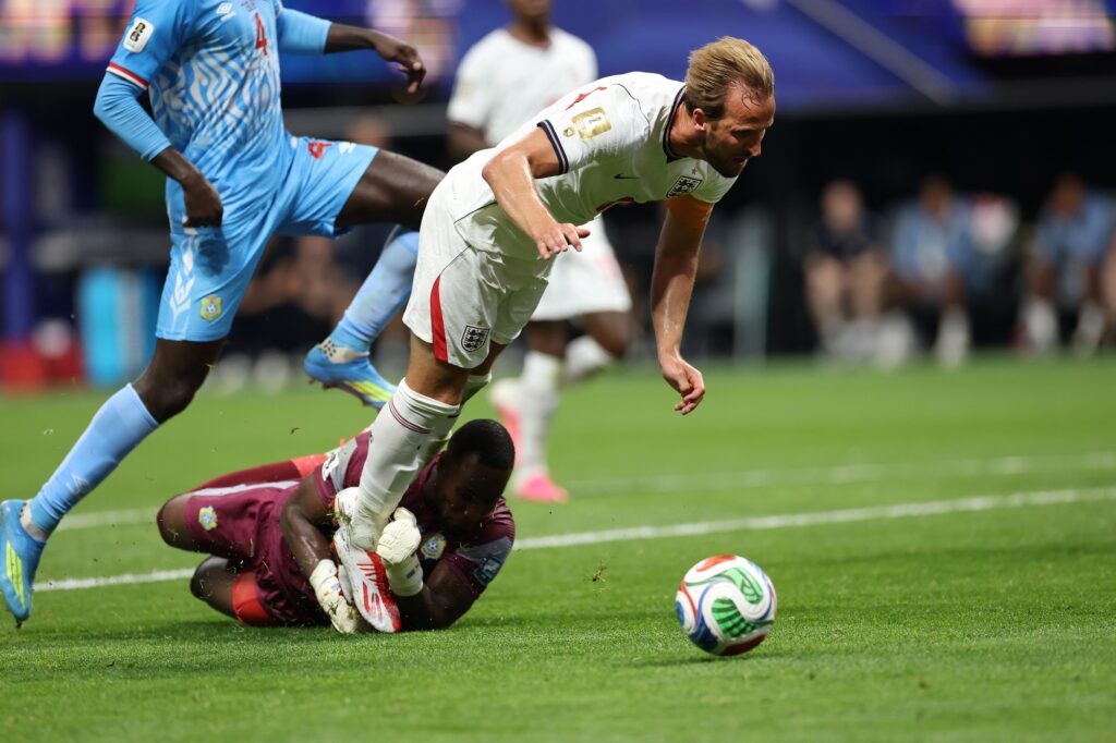 copa:-imprensa-britanica-se-revolta-com-penalti-nao-marcado-em-kane