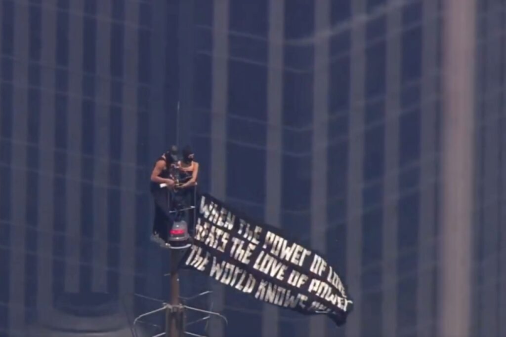 manifestantes-fazem-protesto-no-topo-do-empire-state,-em-nova-york