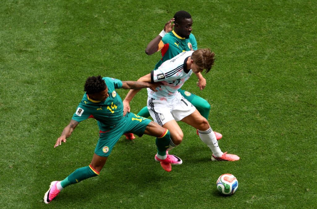 var-vira-alvo-de-criticas-na-web-apos-belgica-x-senegal-pela-copa
