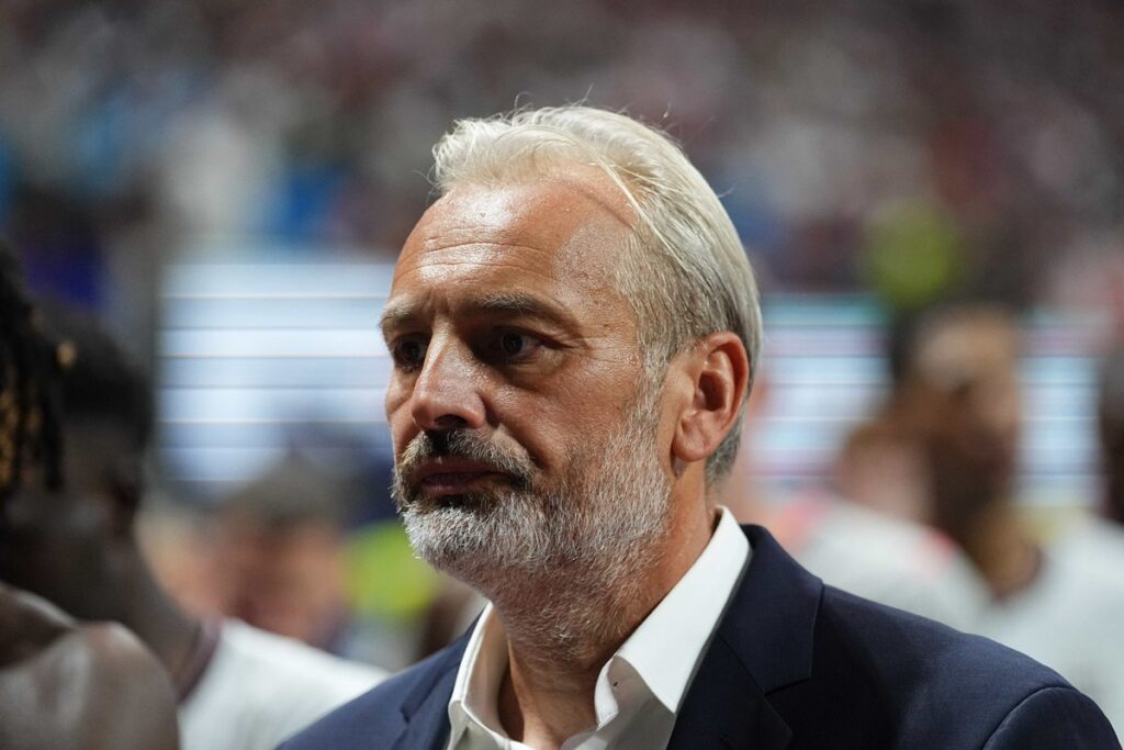 Técnico da RD Congo descobre morte do pai durante coletiva na Copa tecnico-da-rd-congo-descobre-morte-do-pai-durante-coletiva-na-copa