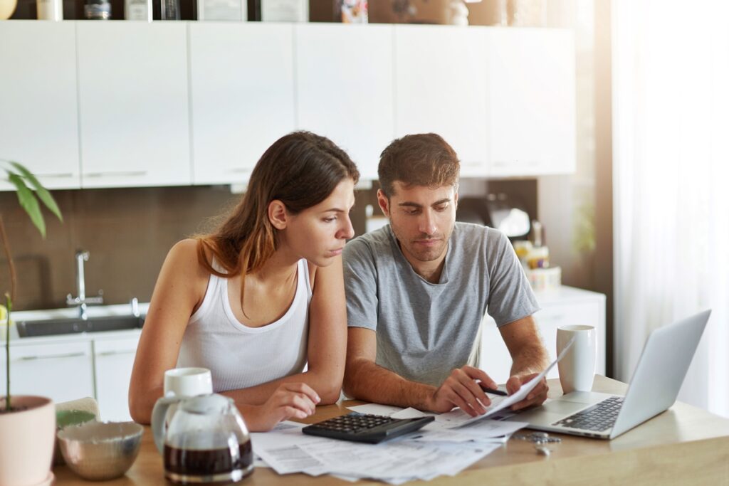 terapeuta-alerta-que-estresse-financeiro-impacta-a-libido-entre-casais