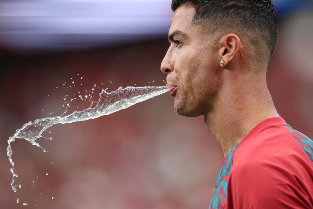 medico-explica-estrategia-de-cristiano-ronaldo-de-cuspir-bebidas