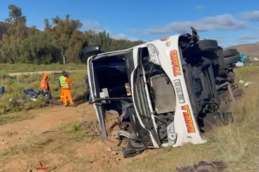 onibus-capota-na-africa-do-sul,-16-pessoas-morrem-e-20-ficam-feridas