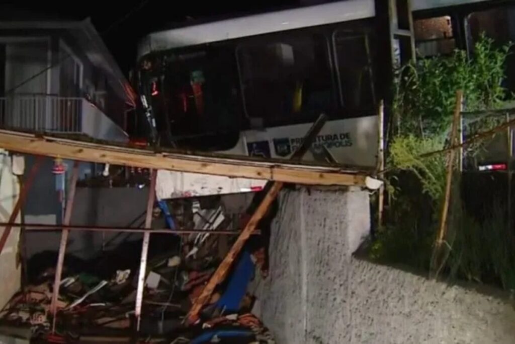 Ônibus perde o controle e invade casa em SC: “Parecia uma bomba” onibus-perde-o-controle-e-invade-casa-em-sc:-“parecia-uma-bomba”